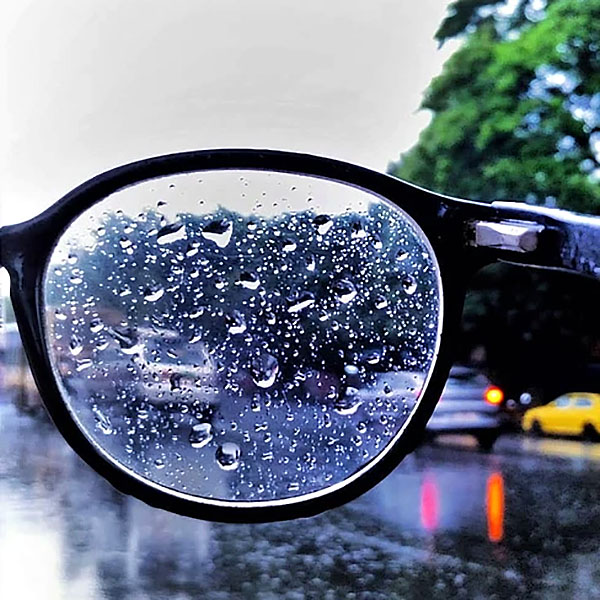 Mắt kính mờ là điều khiến nhiều người bị cận khó chịu nhất khi trời mưa